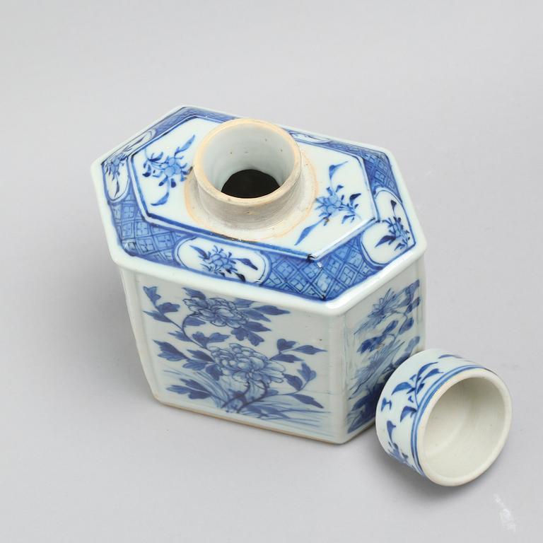 A porcelain tea caddy from China, late Qing dynasty (1644-1912).