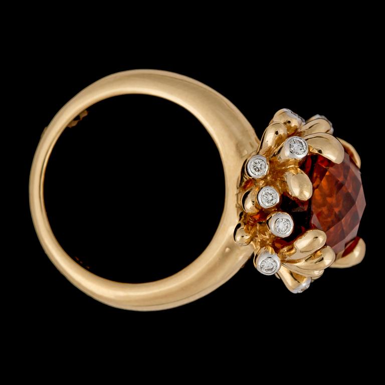 RING, checkerslipad citrin med briljantslipade diamanter, tot. ca 0.18 ct.