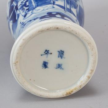 A blue and white vase, Qing dynasty, late 19th century.