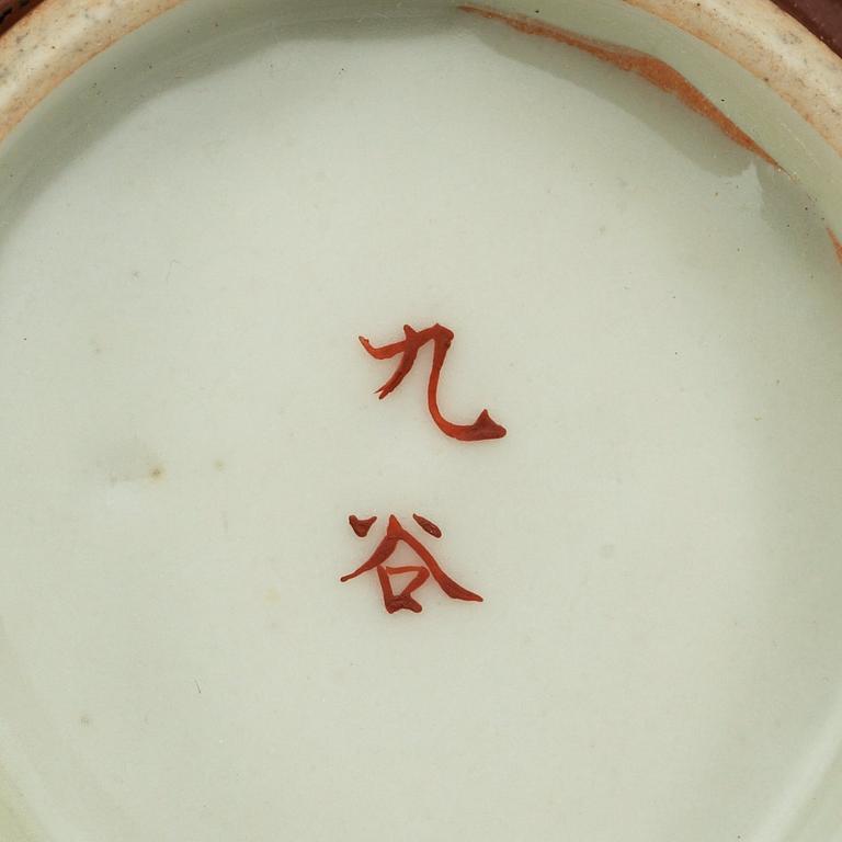 A pair of Japanese Kakiemon and cappuciner bowls, 18th century.