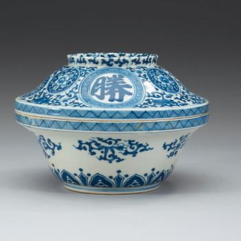 A Japanese blue and white bowl with cover, Meiji (1868-1912).