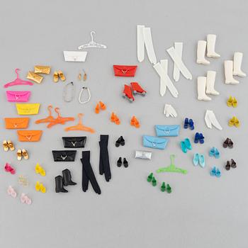 Barbie, originalaccessoarer samt 4 st garderober, Mattel, 1960-tal.