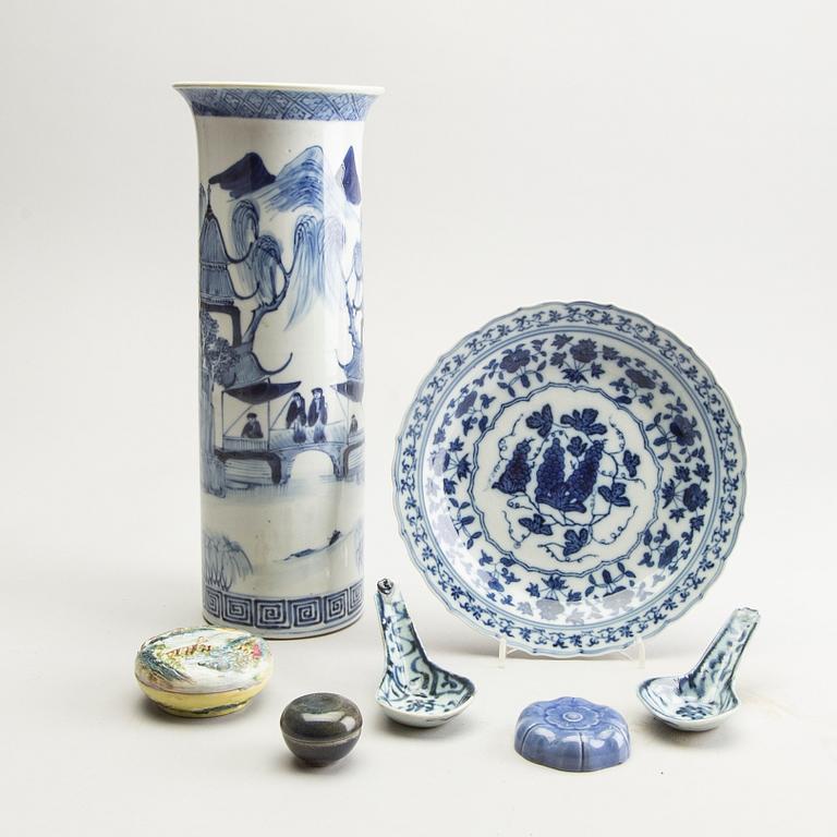 A group of Chinese ceramics, 19th/20th Century. (7 pieces).