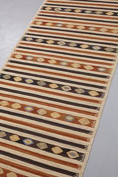 Barbro Nilsson, A RUNNER, "Enbär", flat weave, ca 273 x 89,5 cm, signerad AB MMF BN.