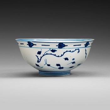 624. A blue and white bowl, Qing dynasty 19th century. Whit Kangxis six characters mark.