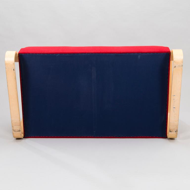 ALVAR AALTO, A late 20th-century '544' sofa for Artek.