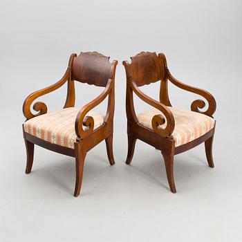 KARMSTOLAR, ett par, biedermeierstil, 1920-tal.