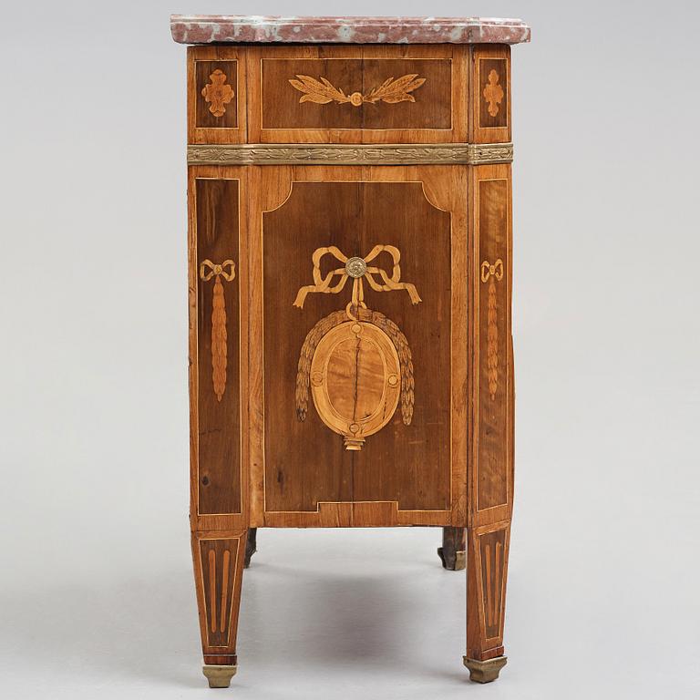 BYRÅ, tillskriven Jonas Hultsten (mästare i Stockholm 1773-1794), gustaviansk.