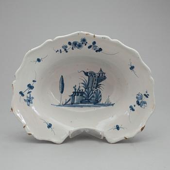 TVÄTTFAT, fajans, sannolikt Frankrike, 1700-tal.