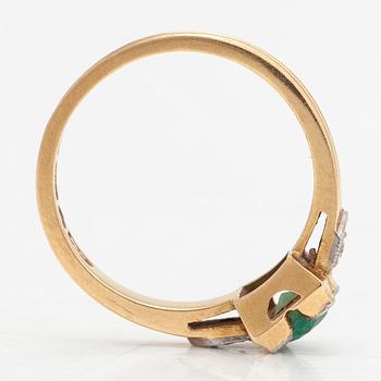 Ring, 18K guld, diamanter tot ca. 0.06 ct samt smaragd. Auran Kultaseppä Oy, Turku 1956.