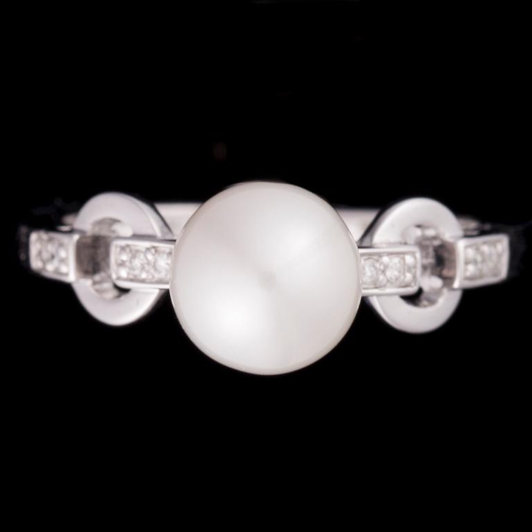 RING, 14K guld, 8 små diamanter tot. ca 0,08 ct, pärla, stämplad med Stockmann-logo. Vikt 2,8 g.