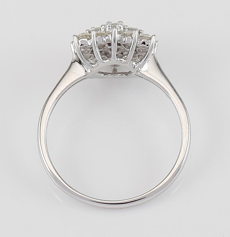 RING, 18K vitguld och diamanter tot ca 0.65 ct.