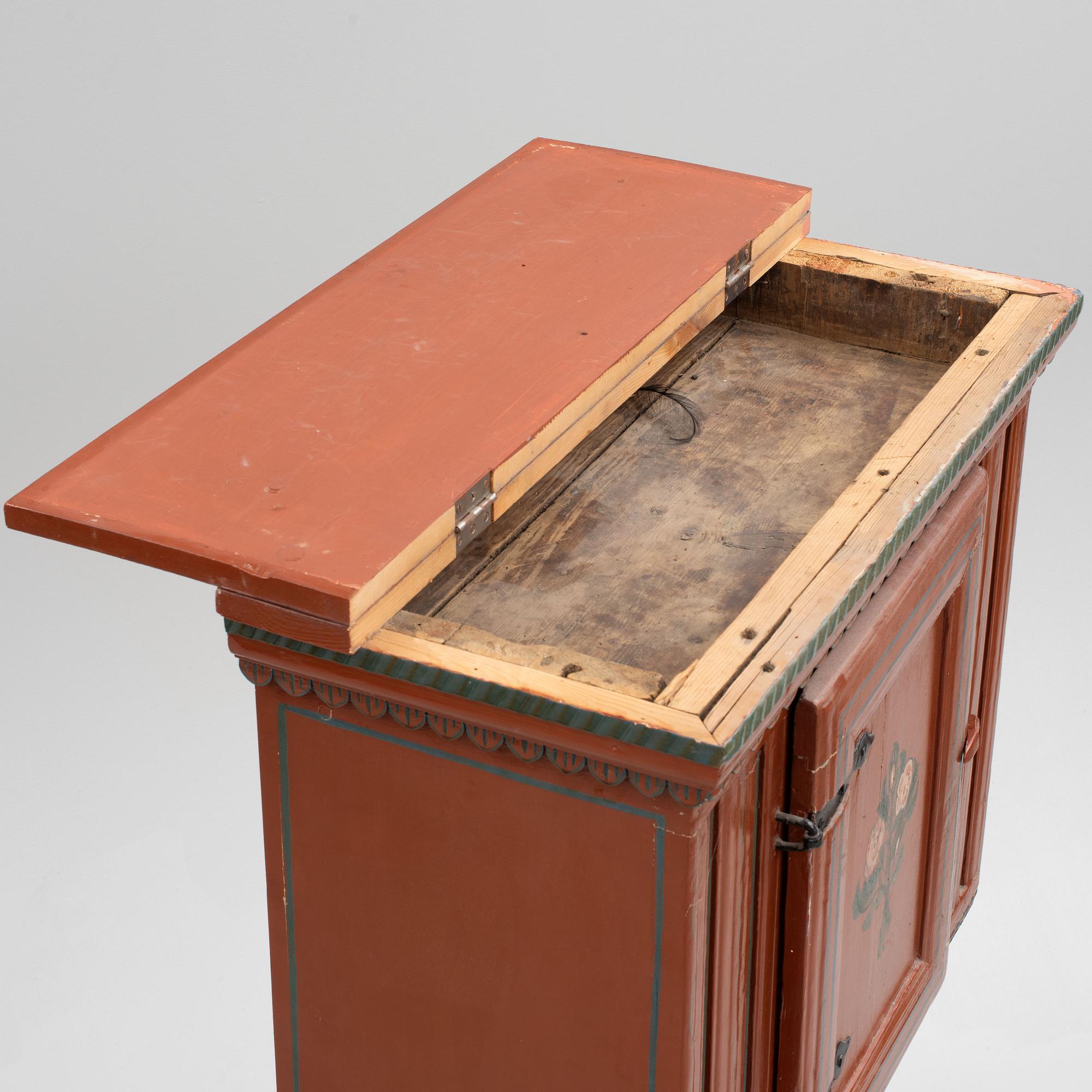 A cabinet, 18th/19th Century.