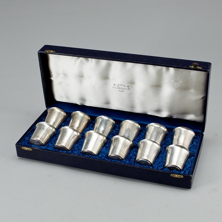 BÄGARE, 12st, silver och silvermynt Oscar II, 2kr, 1877-1904. Totalvikt ca430g.