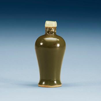 1384. A teadust green glazed snuff bottle, presumably late Qing dynasty.