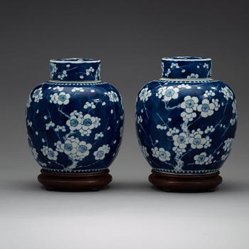 A pair of blue and white jars with covers, Qing dynasty 19th century.