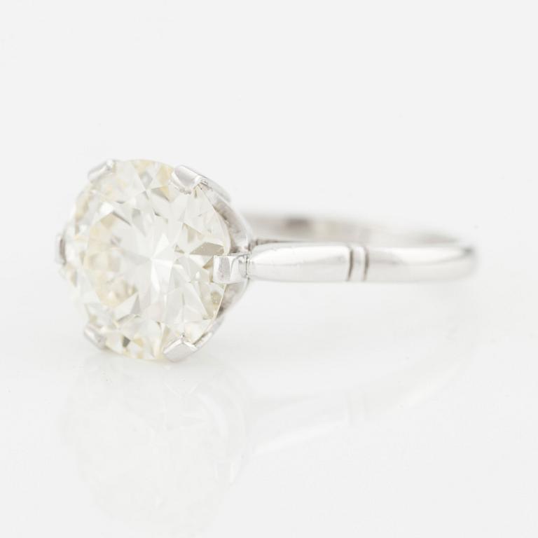 Ring platina med en rund briljantslipad diamant.