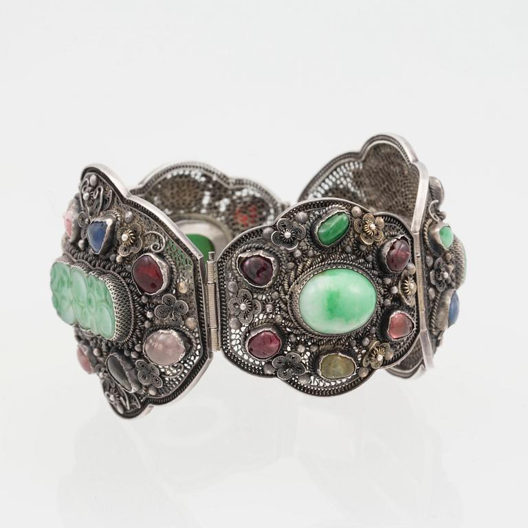 ARMBAND, silver med jade samt olikfärgade stenar. Vikt ca 56 g.