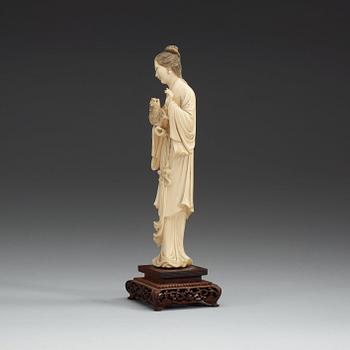 A carved ivory figure of an elegant lady and her dog, Qing dynasty (1644-1912).