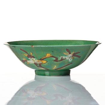 A green glazed brinjal bowl, Qing dynasty, circa 1700.