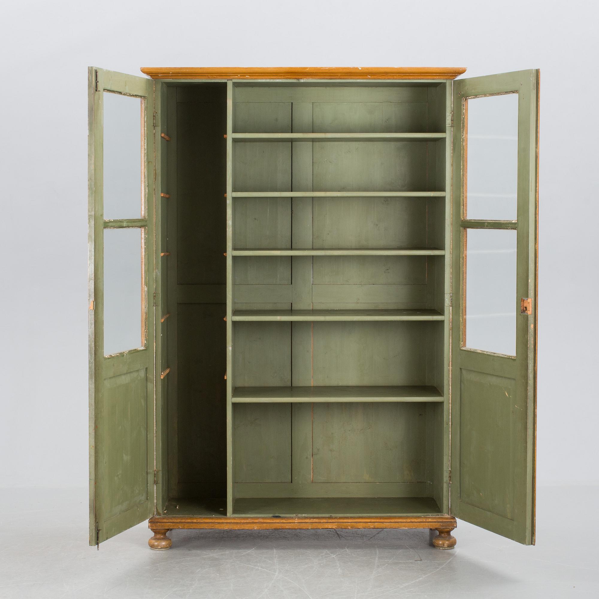 VITRINSKÅP, omkring sekelskiftet 1800/1900.