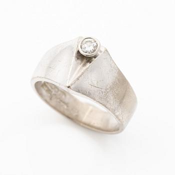 Ring by Juhani Linnovaara, 18K white gold with brilliant-cut diamond. Lapponia 1973.