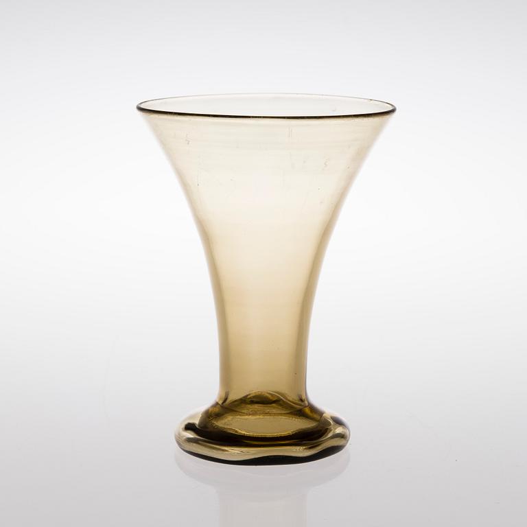 AN EARLY 20TH CENTURY GLASS VASE.