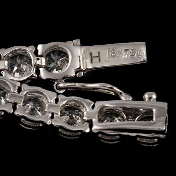 COLLIER, 18k vitguld med briljantslipade diamanter, totalt 21.31 ct. Vikt 26 g.