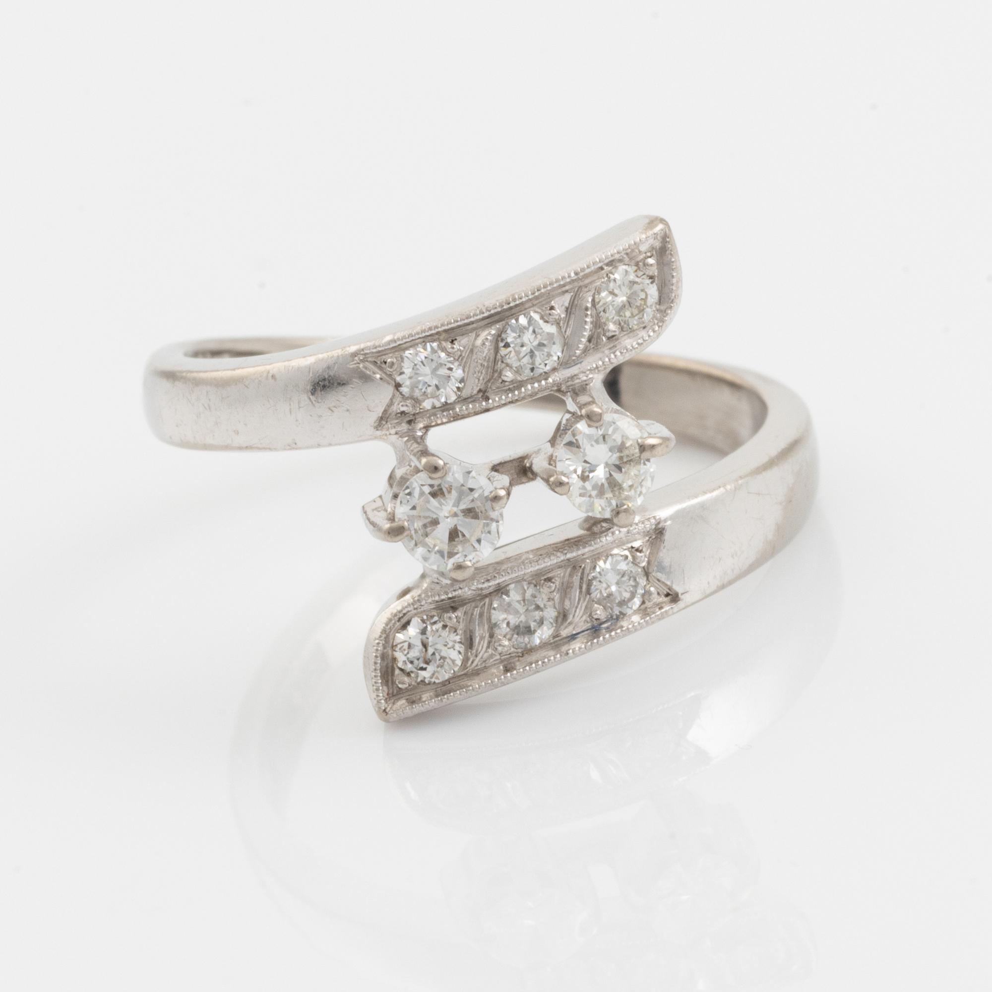 Ring 18K vitguld med runda briljantslipade diamanter.