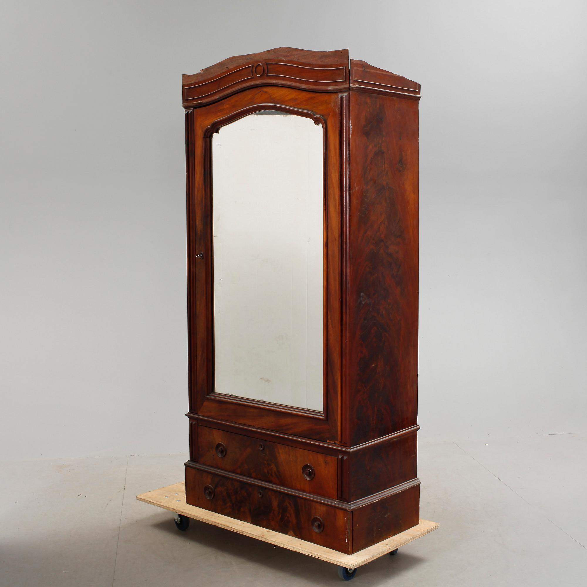 KLÄDSKÅP, 1800-tal.