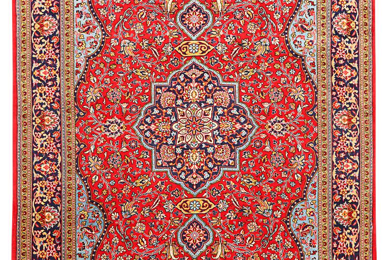 A Kashan carpet, c. 324 x 213 cm.