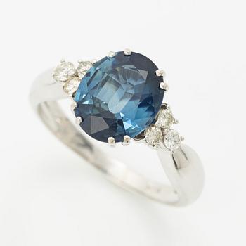 Ring 18K white gold with sapphire and brilliant-cut diamonds.