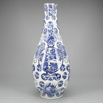 GOLVVAS, porslin, Japan, 1800-talets andra hälft.