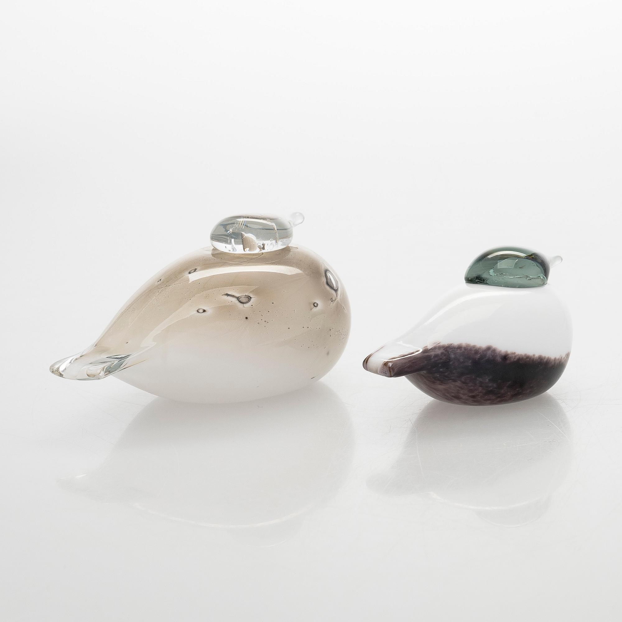 Oiva Toikka, lasilintuja, 2 kpl, "Untuviklo" ja "Pikku Uivelo", signeerattu O. Toikka Nuutajärvi/Iittala.