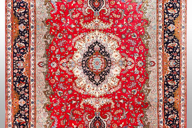 A carpet, Tabriz part silk, 60 Raj, ca 357 x 248 cm.