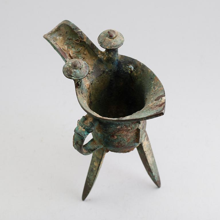 An archaic bronze ritual libation vessel (Jue), presumably Shang dynasty (1600-1046 BC).