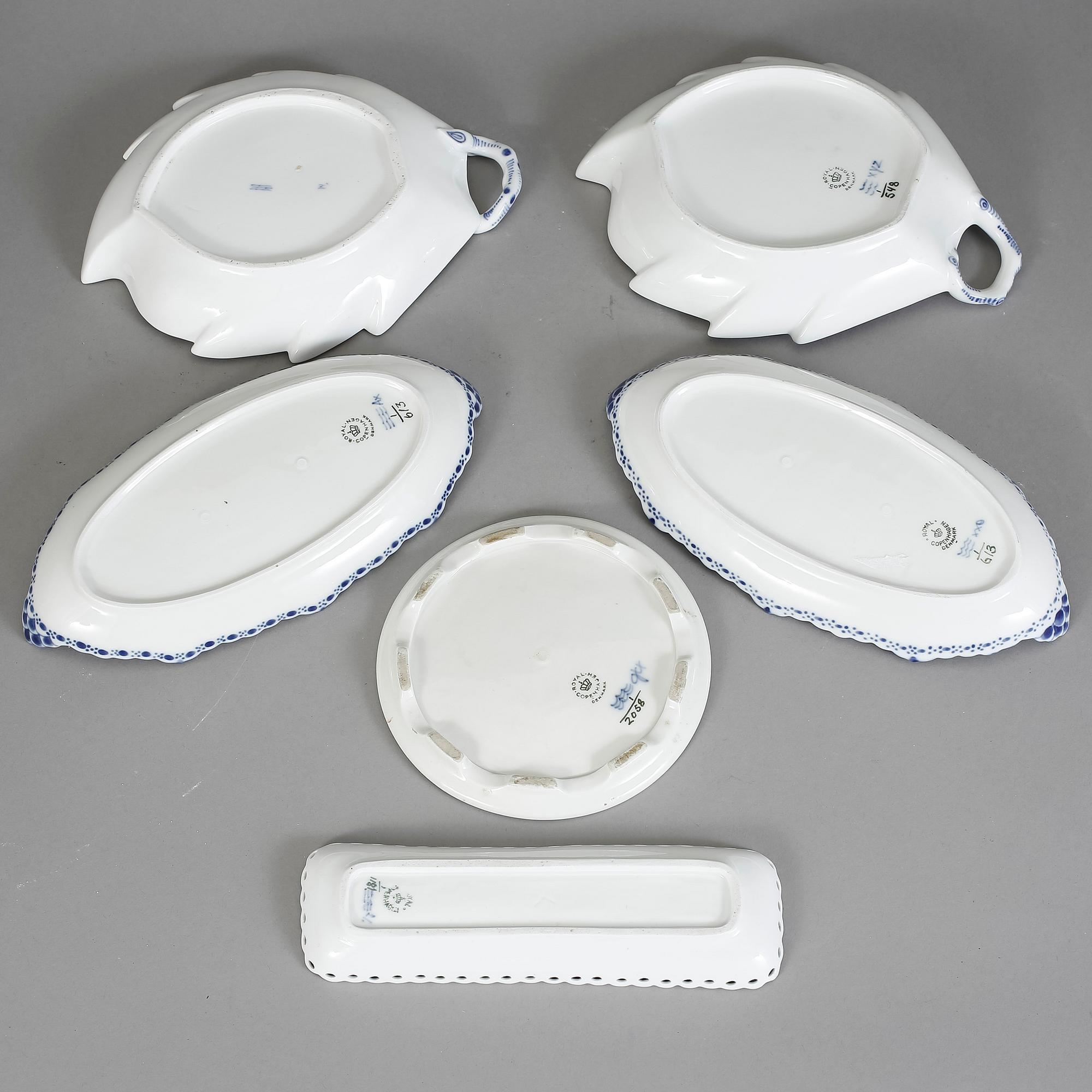 SERVISDELAR, 13 st. "Musselmalet", Royal Copenhagen. Modell "Helblond" och "Halvblond". 1800-talets mitt-1900-tal.