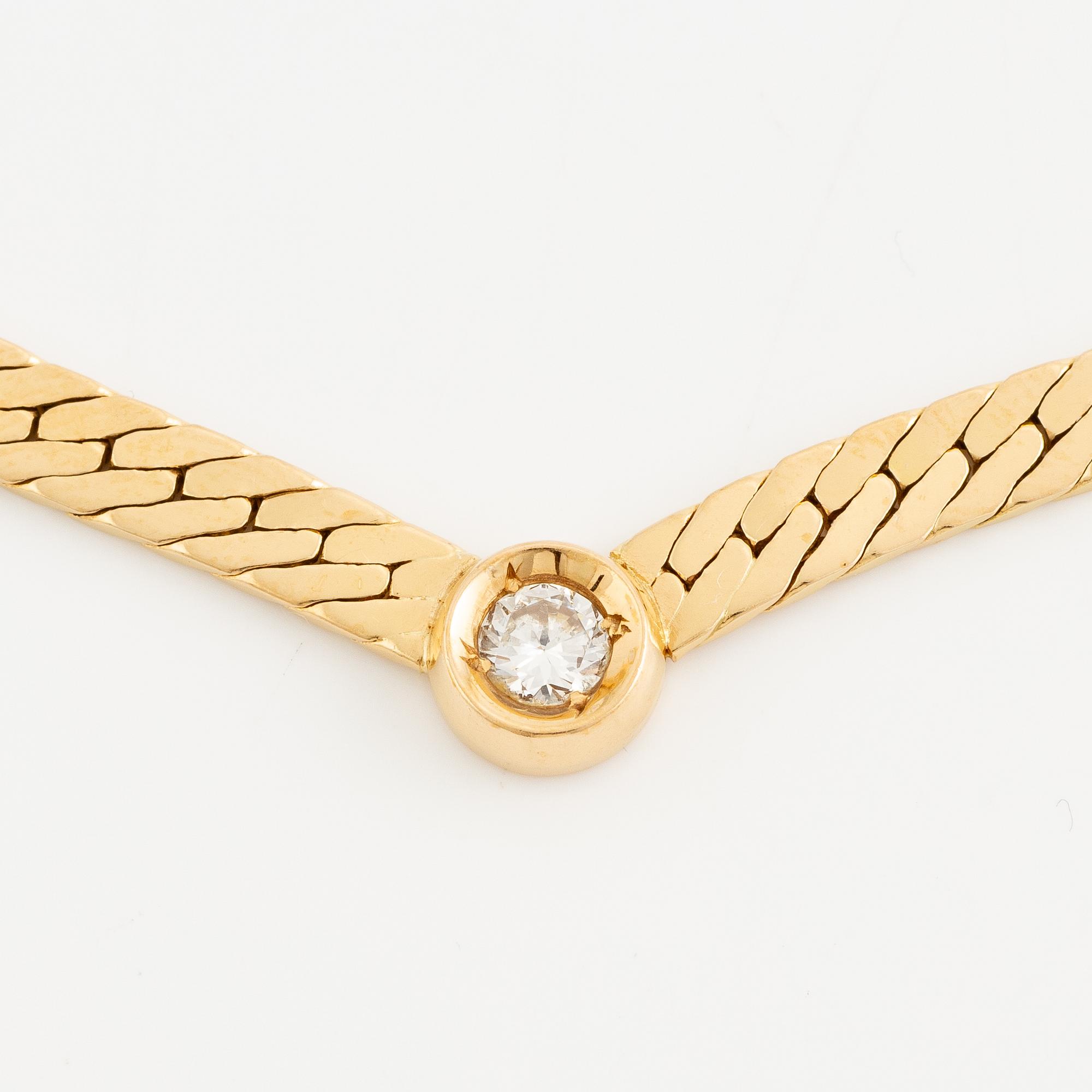 Necklace 18K gold with a round brilliant-cut diamond.