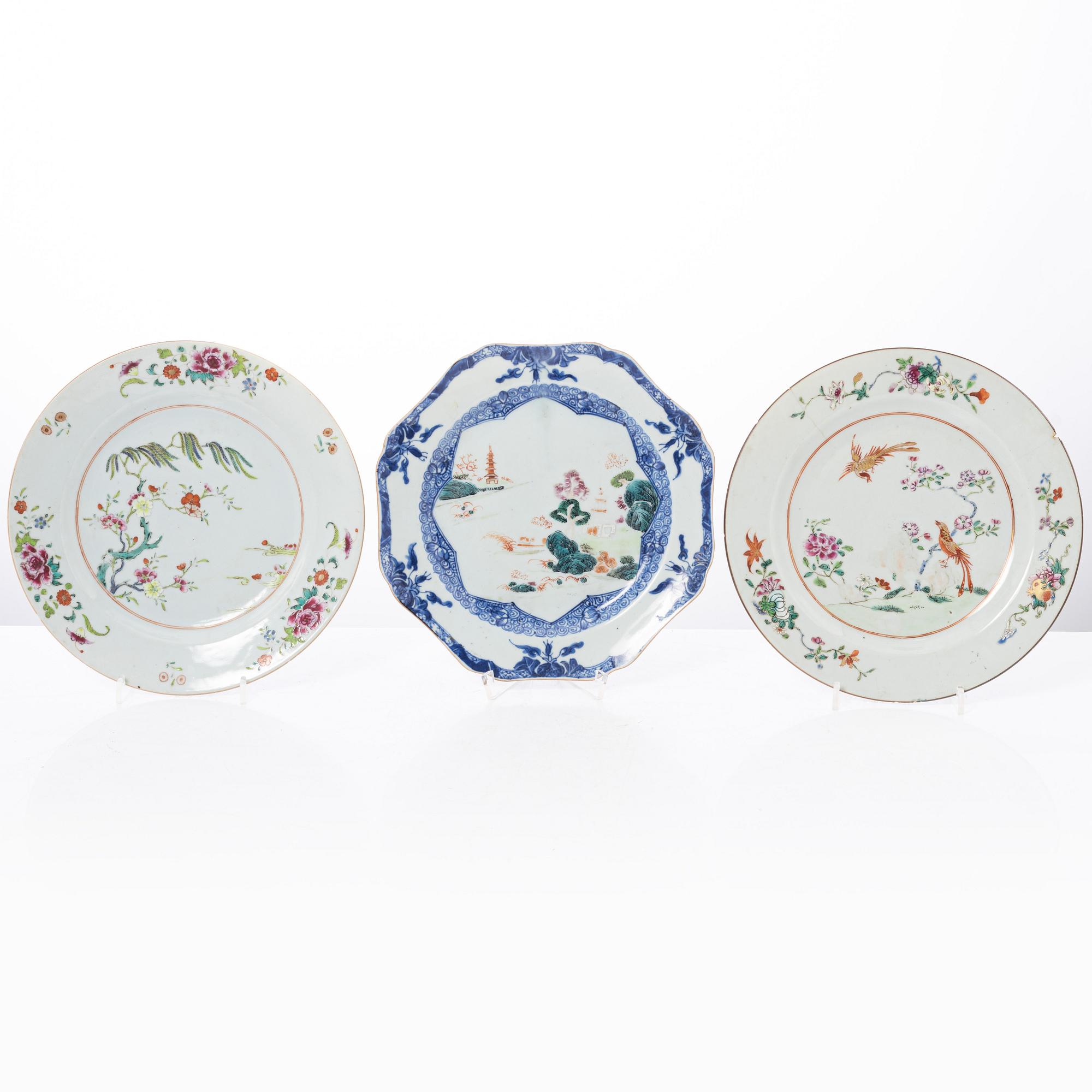 Tallrikar, tre stycken, porslin. Qingdynastin, Qianlong (1736-95).