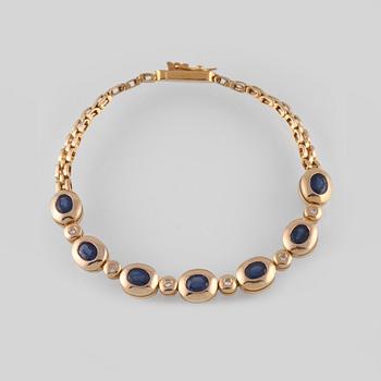 ARMLÄNK, 14K guld med 6 briljantslipade diamanter samt 7 fasettslipade blå safirer. Vikt 11,4 gram.