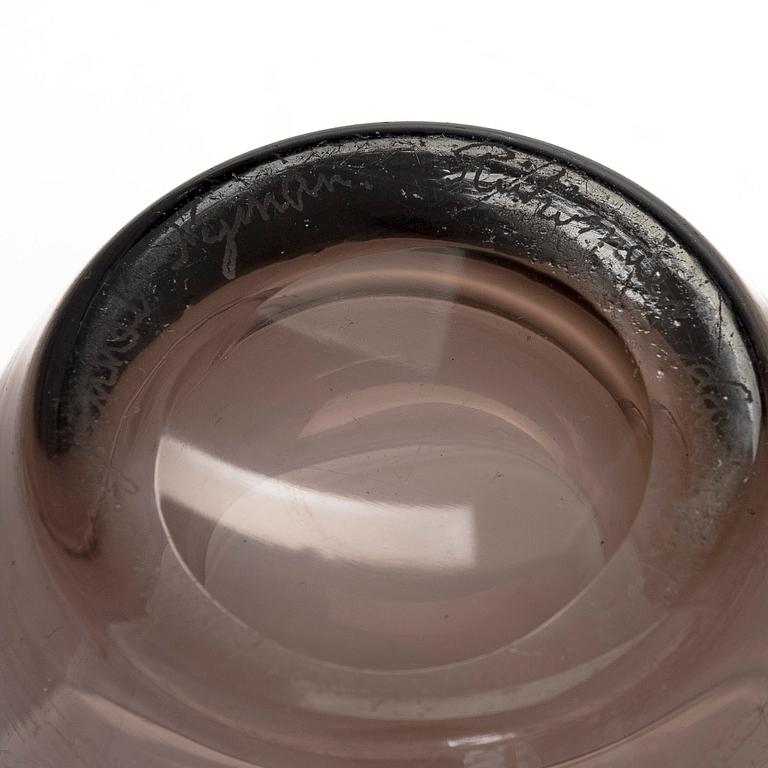 Gunnel Nyman, skål, modell 38 / 11123, signerad Gunnel Nyman Riihimäen Lasi Oy. Formgiven 1938.