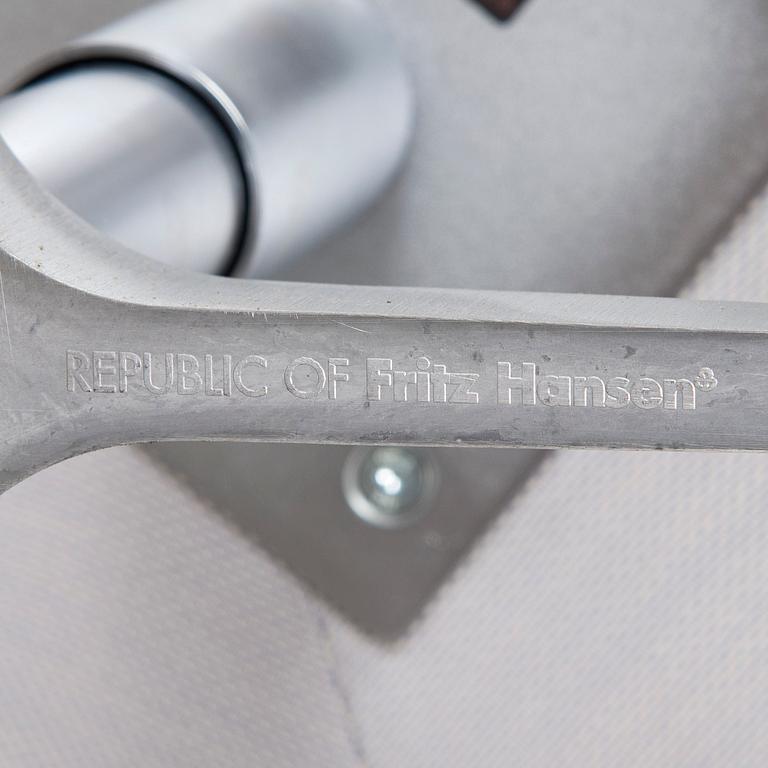 Arne Jacobsen, fåtölj, "Svanen", för Fritz Hansen, 2016.