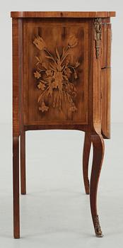 BYRÅ, Louis XVI-stil, omkring sekelskiftet 1900.