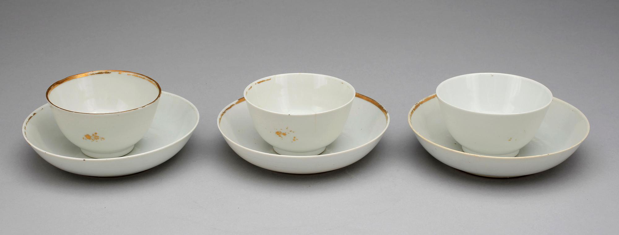 KOPPAR med FAT, 3 st, porslin. Qing dynastin, Qianlong (1736-95).