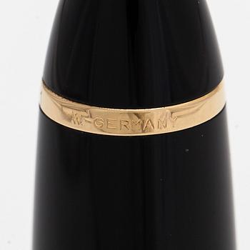 Montblanc, a Meisterstück fountain pen.