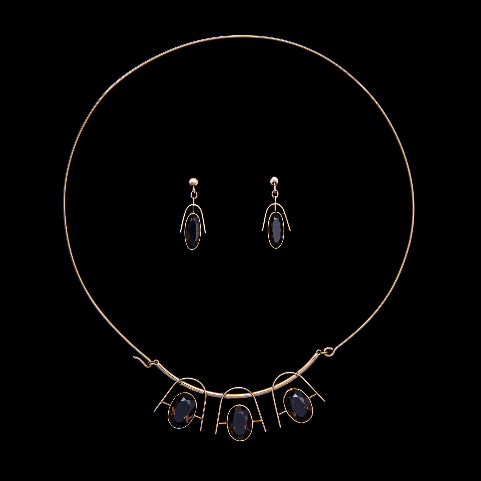 EERO RISLAKKI, HALSBAND OCH ÖRHÄNGEN, 14K guld, rökkvarts. N. Westerback Helsingfors 1963.