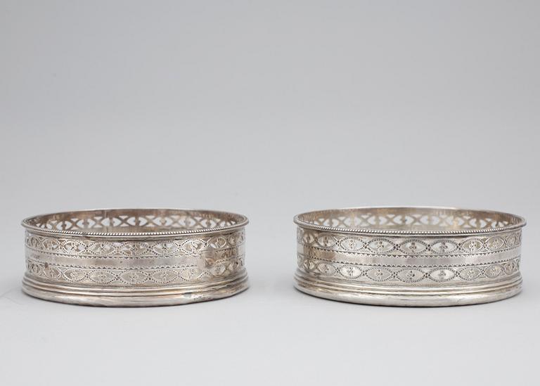 COASTERS, ett par, silver, Hester Bateman, London, England, 1785.