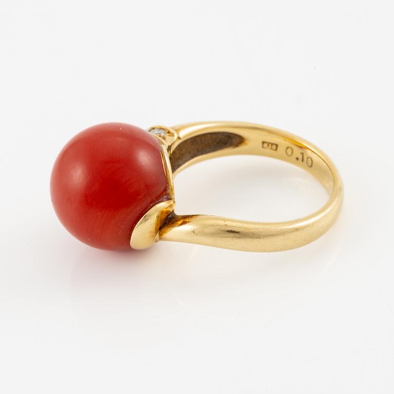 Ring, 14K gold with coral and smaller brilliant-cut diamonds.