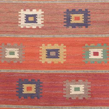Märta Måås-Fjetterström, matta, "Röd grön äng", rölakan, ca 299 x 206 cm, signerad AB MMF.