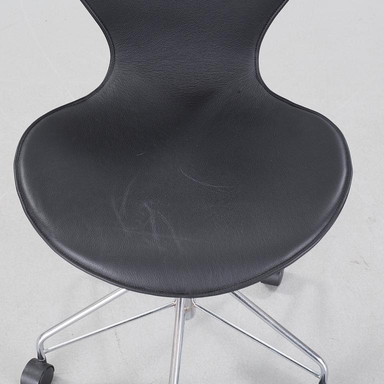 A desk chair by Arne Jacobsen for Fritz Hansen, model "Sjuan", 1992.